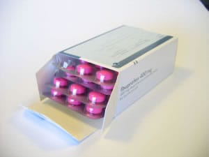 Caja de pastillas de ibuprofeno que sirve para el dolor de cabeza