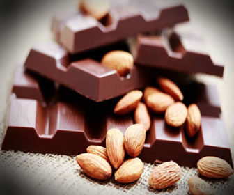 El chocolate y las almendras son buena fuente del mineral magnesio.