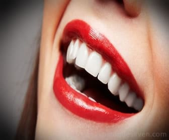 El bicarbonato de sodio mezclado con la pasta dental ayuda a blanquear los dientes.