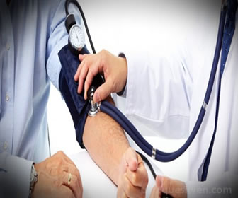 Es necesario monitorear la presión arterial en los pacientes hipertensos, al administrar clortalidona.
