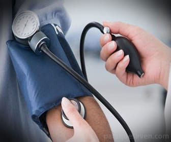 El enalapril sirve para reducir la presión arterial alta.