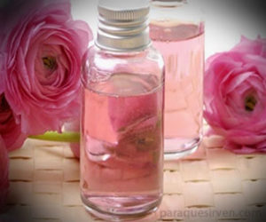 El agua de rosas se puede usar como sustituto de vinos y licores