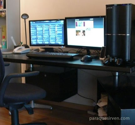 Escritorio, computadora y dos monitores